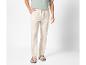 Pantalon lin beige et sandales : style estival décontracté.