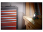 Un établi avec une lampe de travail portable de la marque Würth.