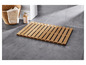 Un tapis de bain en bois sur un sol carrelé.