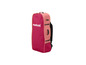 Un sac à dos Mistral rose et rouge pour transporter des planches de surf.