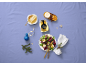 Pot de miel, salade et décorations de Noël sur fond bleu.