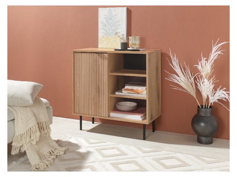 Une armoire en bois clair avec des étagères et des éléments décoratifs.