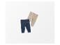 Deux paires de leggings pour bébé en beige et bleu marine sur fond blanc.