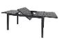 Une table de jardin noire extensible avec un plateau en bois.