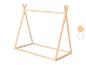 Un cadre en bois clair pour un lit tipi ou un portant à vêtements.