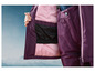Une veste de ski doublée rose et un pantalon assorti.