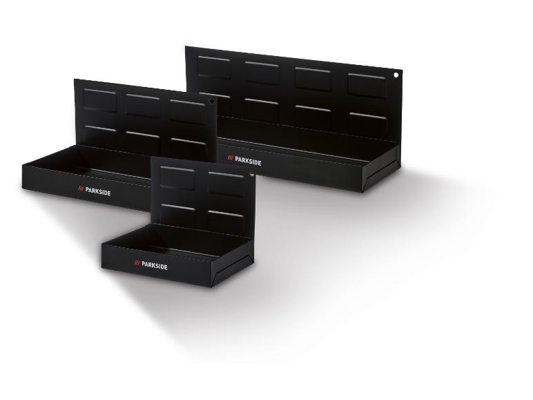 Trois étagères murales Parkside en métal noir avec détails en relief.