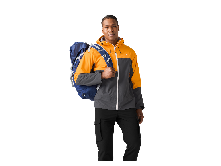 Homme en veste d'extérieur orange et grise avec un sac à dos bleu.