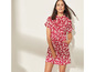 Une femme porte une robe rouge à motif abstrait.