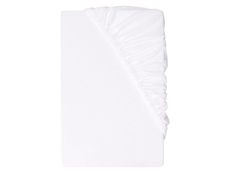 Drap-housse blanc avec élastique au coin.
