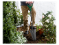 Un jardinier utilise une pelle Parksid pour jardiner.