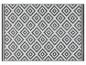 Tapis d'extérieur gris et blanc à motif géométrique.
