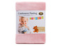 Une couverture en polaire rose Gözze pour enfants, avec l'inscription 'Cashmere Feeling' et 'For Kids' sur l'emballage.