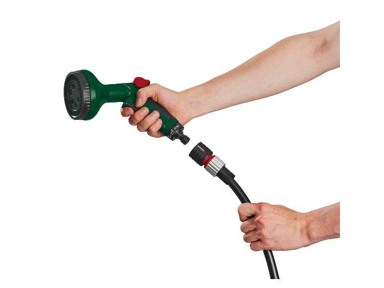 Une main tenant un tuyau d'arrosage avec un pistolet d'arrosage Parkside.