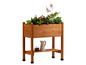 Une jardinière en bois avec une étagère en dessous, remplie de fleurs et de plantes.
