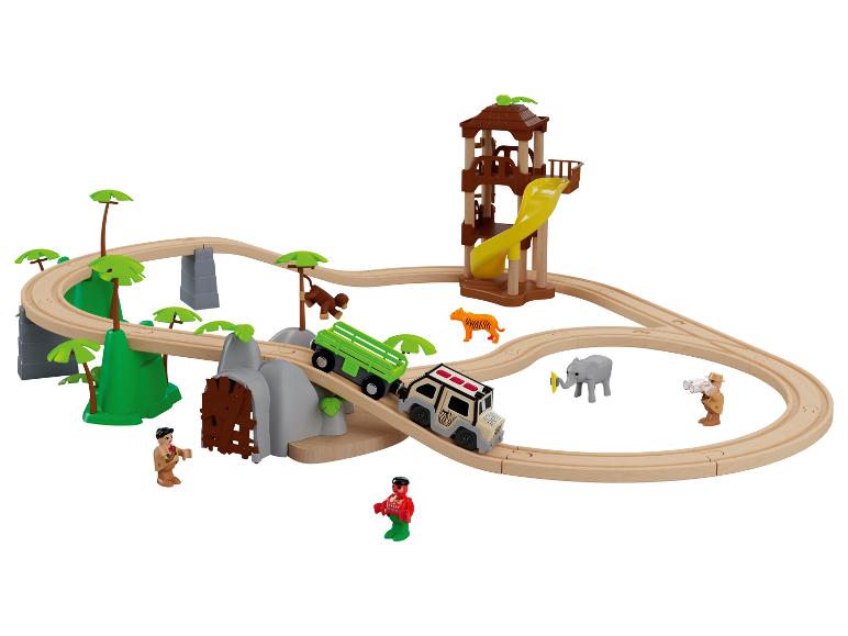 Chemin de fer en bois avec des véhicules, des figurines et des animaux dans la jungle.