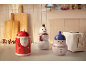 Bocaux de rangement de Noël en forme de Père Noël et de bonhommes de neige sur un comptoir de cuisine.