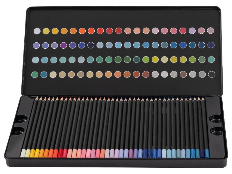 Boîte métallique ouverte avec 72 crayons de couleur aux nuances variées et une palette de couleurs sur le couvercle.