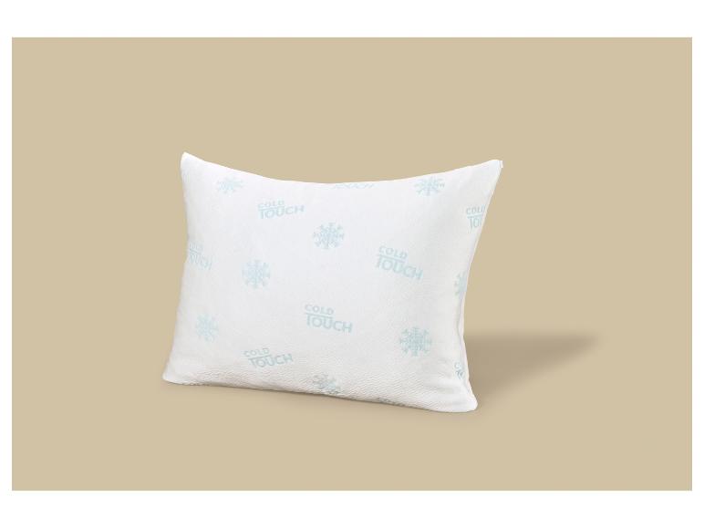 Oreiller blanc avec le texte « COLD TOUCH » et des flocons de neige sur fond beige.