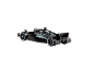Voiture de course miniature noire avec des détails blancs et turquoise sur fond noir