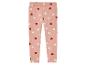 Pantalon de jogging rose avec un motif de cœurs blancs et rouges.