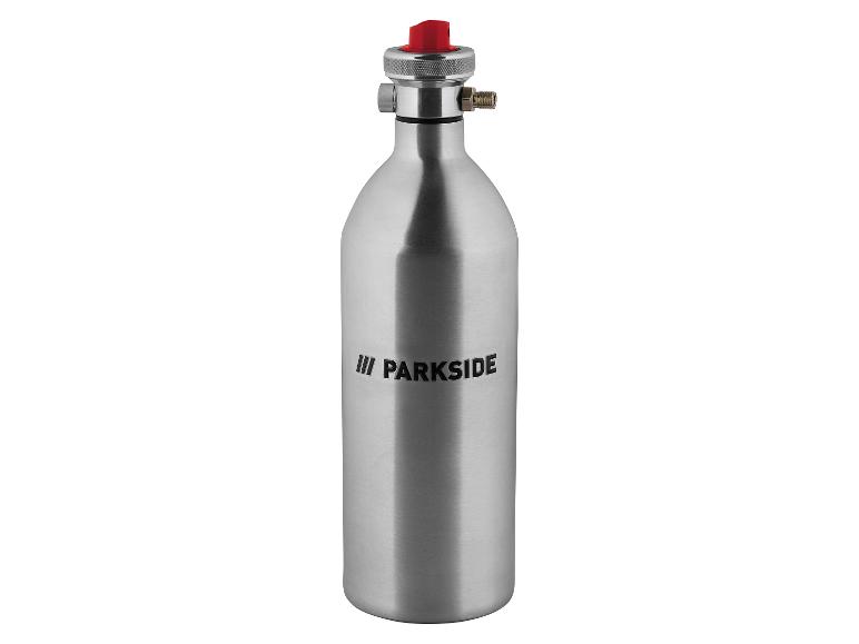 Bouteille argentée avec un bouchon rouge et des lettres noires sur fond blanc.