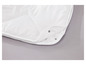 Une couette blanche avec des boutons