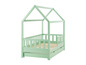 Un lit d'enfant vert clair avec un cadre en forme de maison et des tiroirs de rangement.