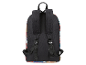 Arrière d'un sac à dos multicolore.