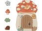 Tableau d'activités en bois en forme de maison champignon avec des formes amovibles de fleur, champignon, feuille et escargot.