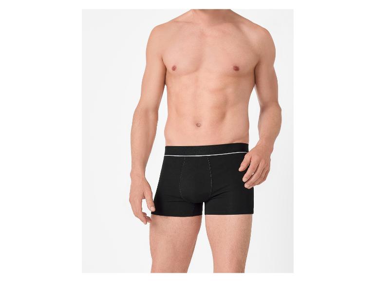 Homme portant un boxer noir avec une bande blanche à la taille