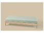 Lit simple en bois clair avec matelas vert menthe sur fond beige.