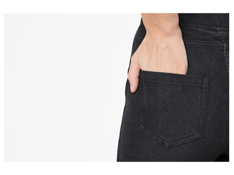 Jeans noirs, vue arrière d'une poche.