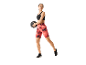 Femme en short de sport rouge et soutien-gorge noir s'entraînant avec un ballon lesté.
