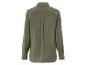 Une chemise verte à manches longues et boutons.