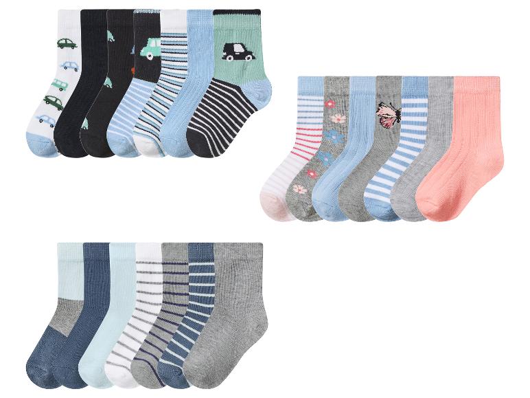 Trois ensembles de chaussettes pour enfants : un avec des motifs de voitures, un avec des motifs floraux/papillons et un avec des rayures.