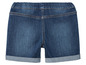 Un short en jean bleu avec un ourlet retroussé.