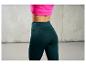 Leggings vert foncé et un haut de sport rose.