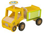 Un camion jouet en bois jaune avec une benne verte.