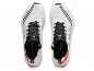Paire de chaussures de course blanches et oranges avec des lacets noirs, vues de dessus.