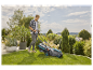 Un homme utilise une tondeuse à gazon électrique Gardena dans son jardin.