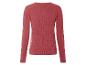 Un pull rose à col rond avec un motif en câble et des manches longues.