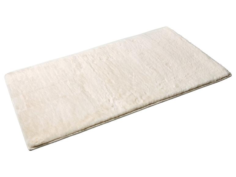 Tapis crème en fausse fourrure