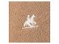 Un vêtement beige avec un logo brodé d'un cavalier à cheval.