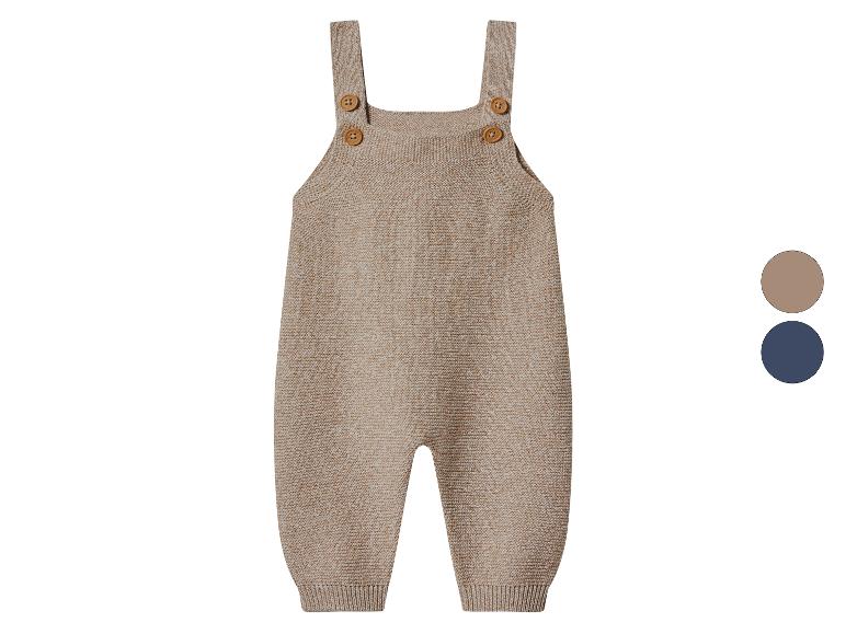 Barboteuse bébé tricotée beige avec boutons en bois et échantillons de couleurs.