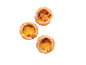 Trois tartes à la crème dorées sur fond noir.