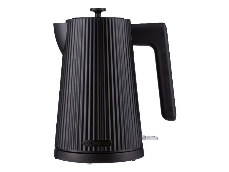 Bouilloire électrique noire SilverCrest au design nervuré.