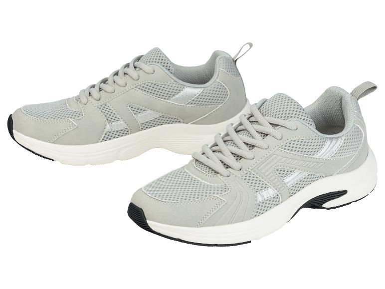 Deux chaussures de sport grises avec des détails en maille et des semelles blanches