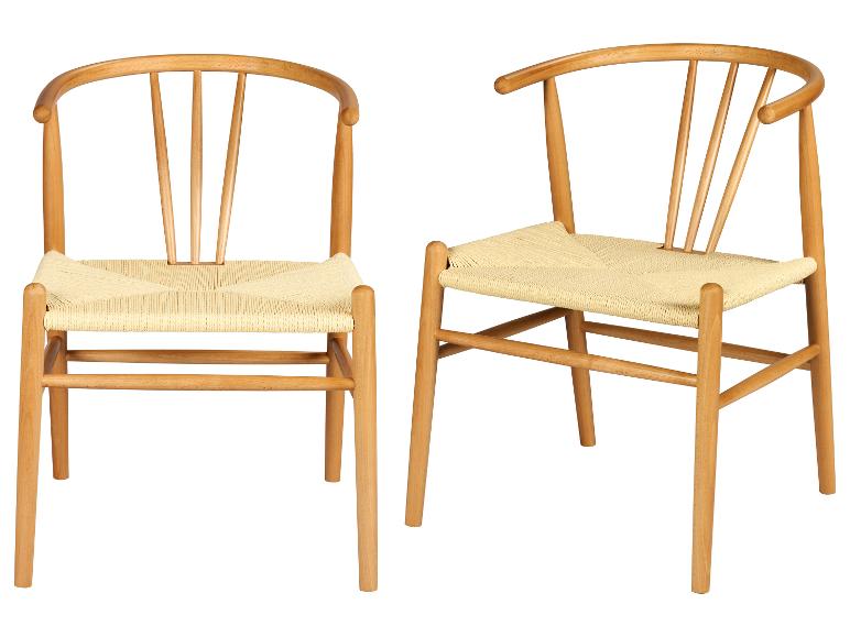 Deux chaises en bois avec assises tressées, l'une de face, l'autre de biais.