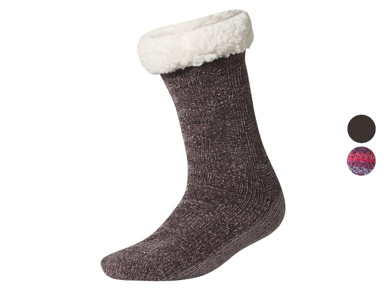 Une paire de chaussettes douillettes marron foncé avec une doublure en peluche blanche.
